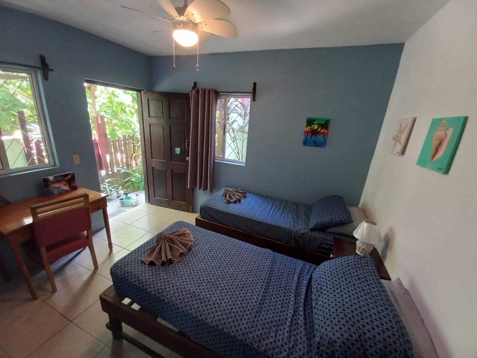 Roatan Backpackers' Hostel Sandy Bay Eksteriør billede