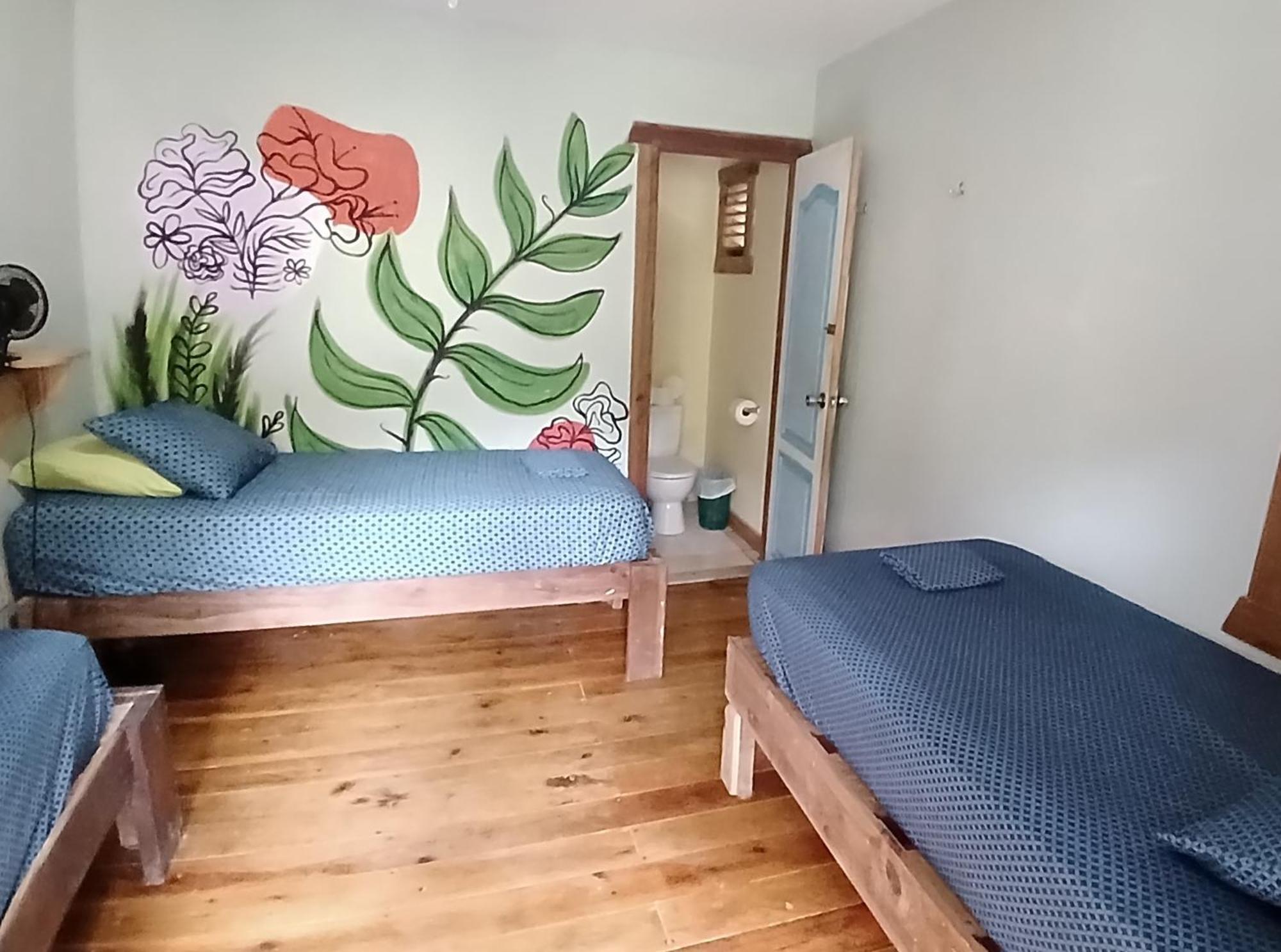 Roatan Backpackers' Hostel Sandy Bay Eksteriør billede